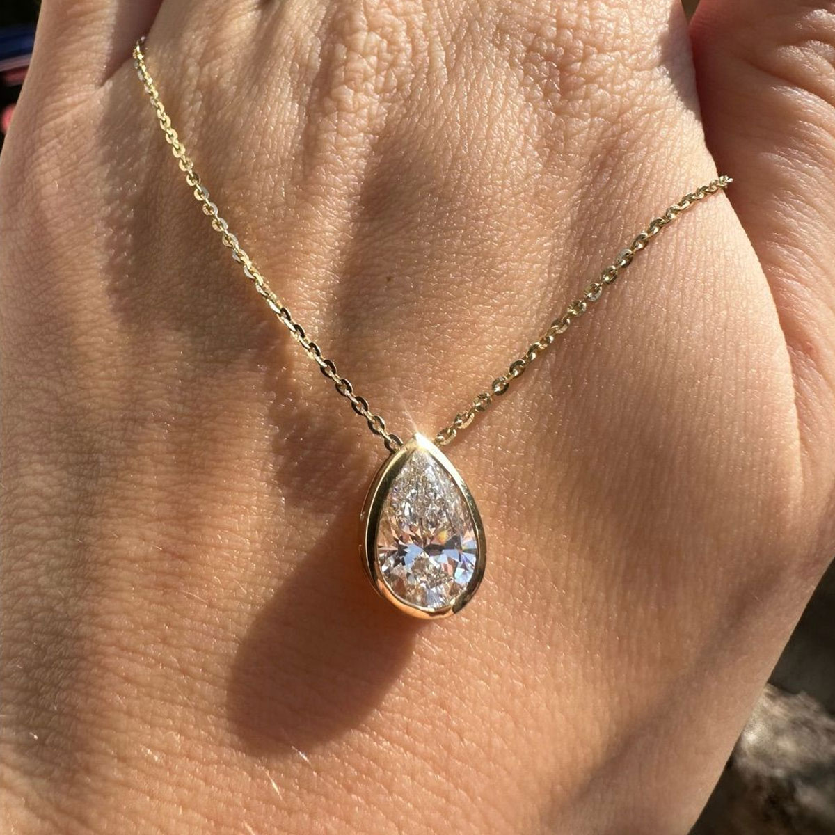1-4CT Peer-vormige Moissanite  - Bezels Set Pendant recensie en prijs