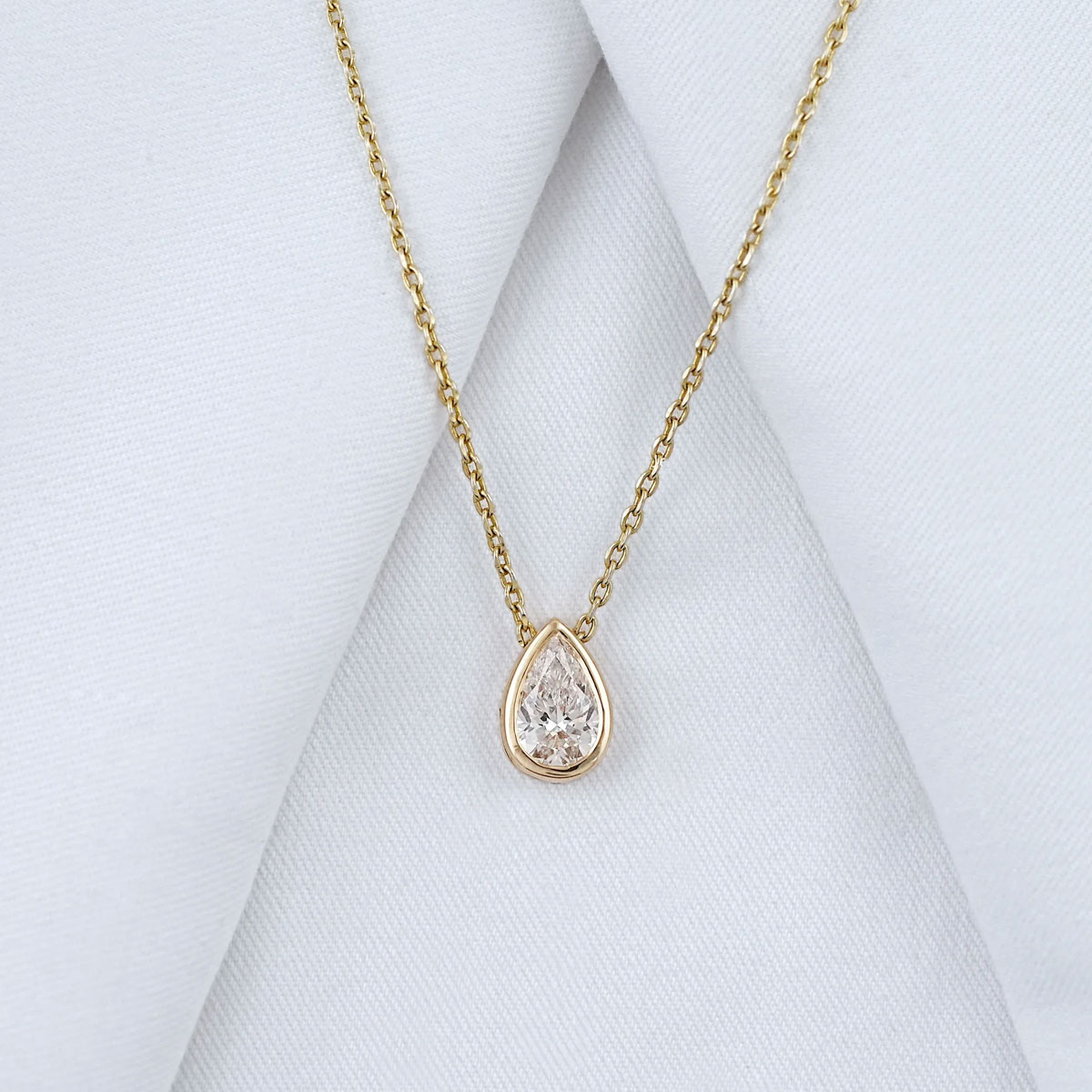 1-4CT Peer-vormige Moissanite  - Bezels Set Pendant recensie en prijs